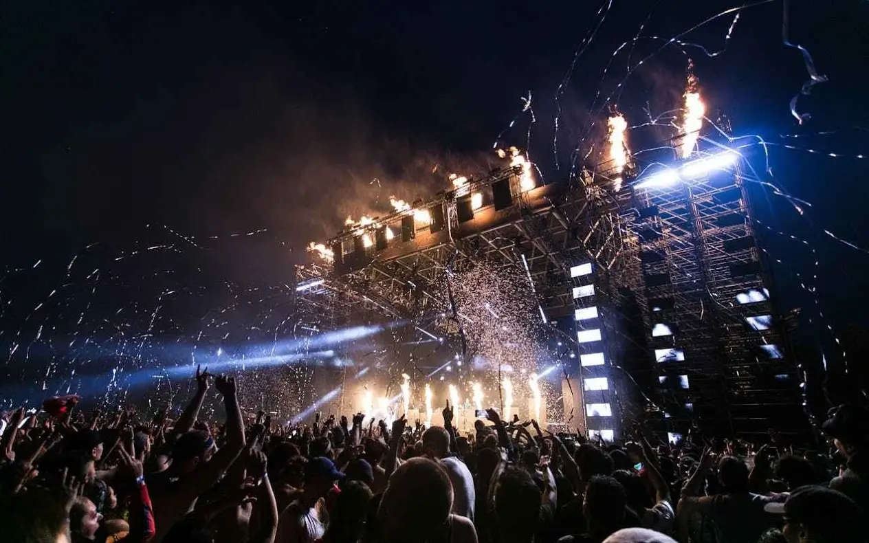 Donauinselfest 2025 u Beču Festival na otvorenom sa puno ljudi