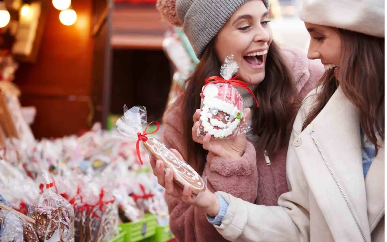 Advent market sa svetlima i ukrašenim drvenim kućicama u Beču