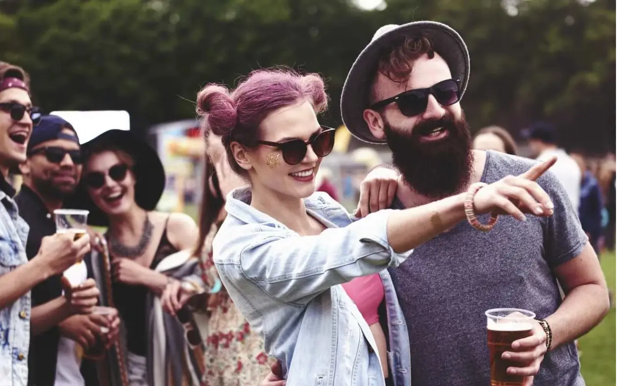 Nekoliko ljudui na festivalu dok pije prvo