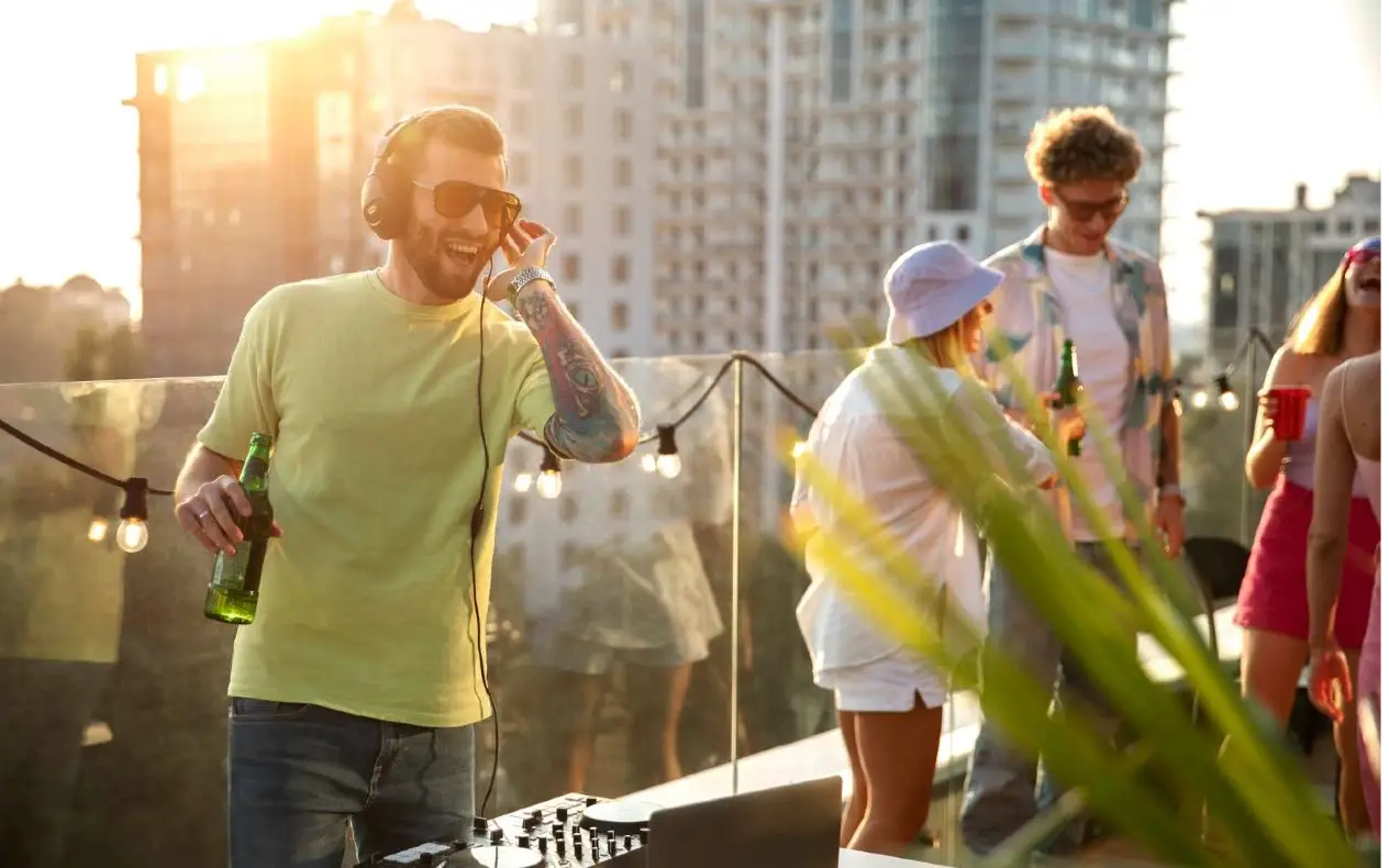 Posetioci uživaju u letnjem festivalu na otvorenom u Beču, uz muziku, hranu i osvetljenje.