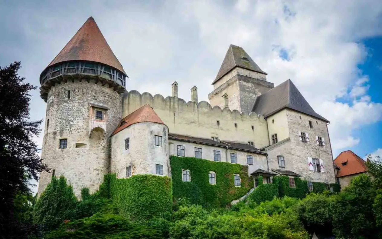 Tvrđava Hohenwerfen uzdiže se iznad doline Salzach u letnjem pejzažu
