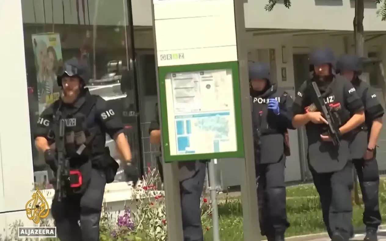 Policija sa puškama ide ka školi