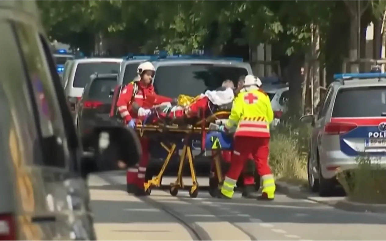 Hitna pomoć na nosilima odvozi ranjene u bolnicu