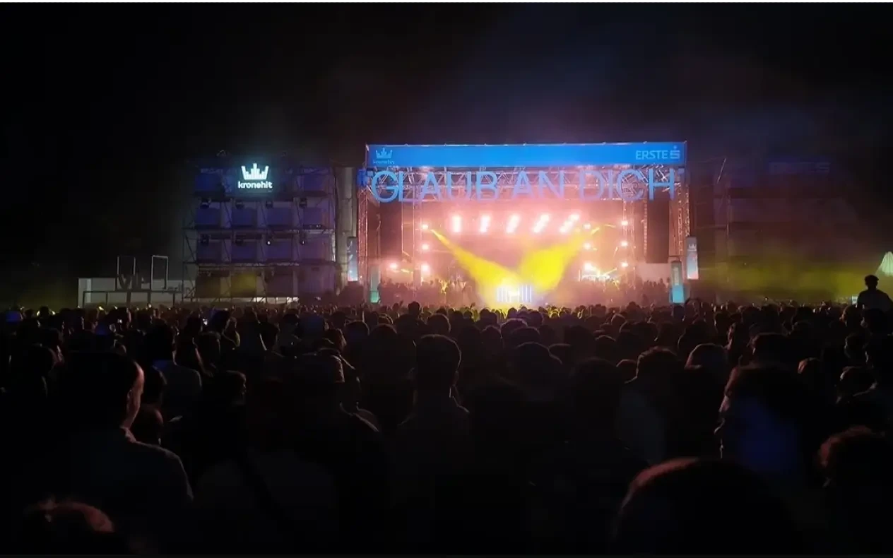 Velika scena na Donauinselfestu 2026 u Beču sa publikom i muzičkim nastupom tokom večernjeg programa. Beč na nogama: Donauinselfest 2026 otvoren uz moćne poruke grada i veliki muzički spektakl
