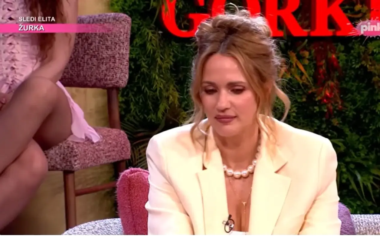 Nikola Rokvić i Bojana Barović Nikola Rokvić i Bojana Barović pred matičarem