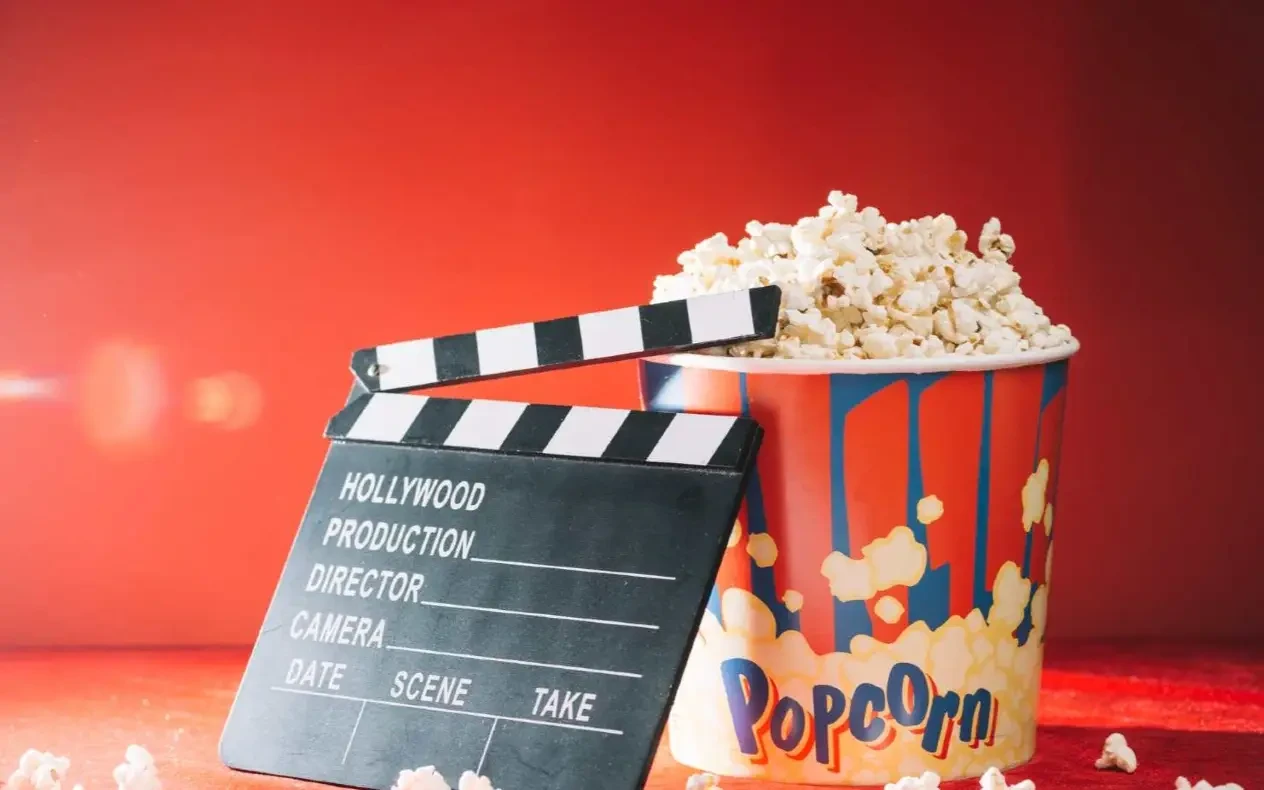 Najvažnije bioskopske premijere u avgustu 2026. Filmsko platno i kokice kao najava bioskopskih premijera u avgustu 2026.