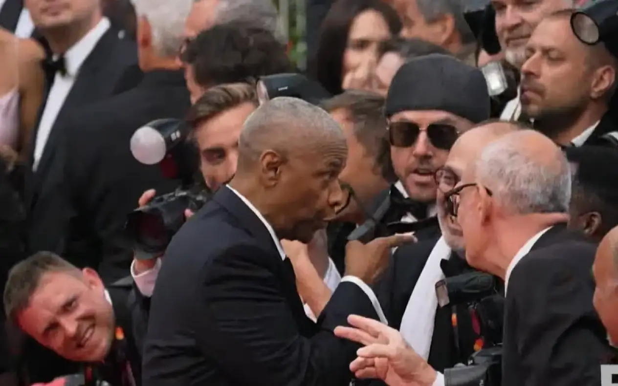 Denzel Washington na crvenom tepihu u Canu preti prstom fotograuf