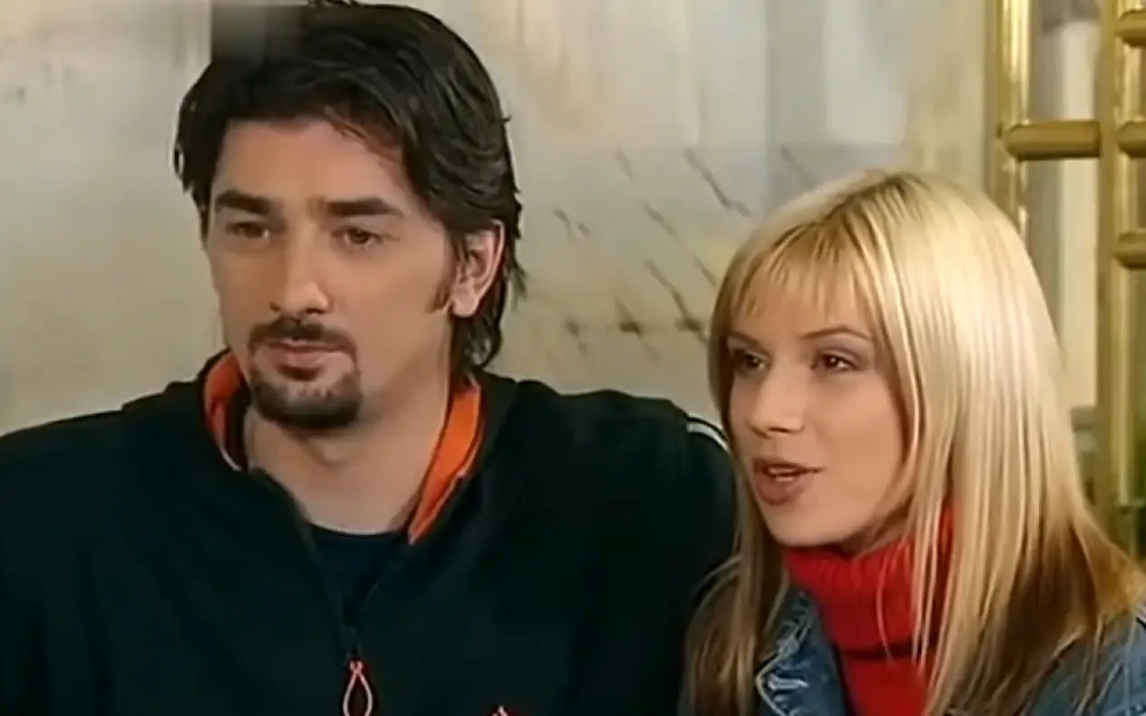 Vojin Ćetković i Mina Lazarević sa ozbiljnim izrazom lica