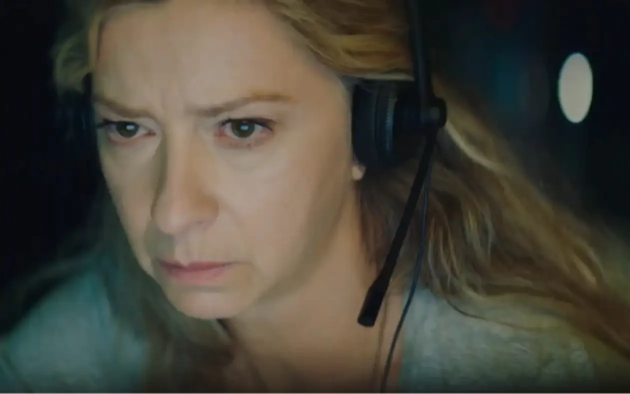 Glumica Mirjana Joković kao Anica Reljić prima uznemirujući telefonski poziv u sceni iz serije "Poziv"