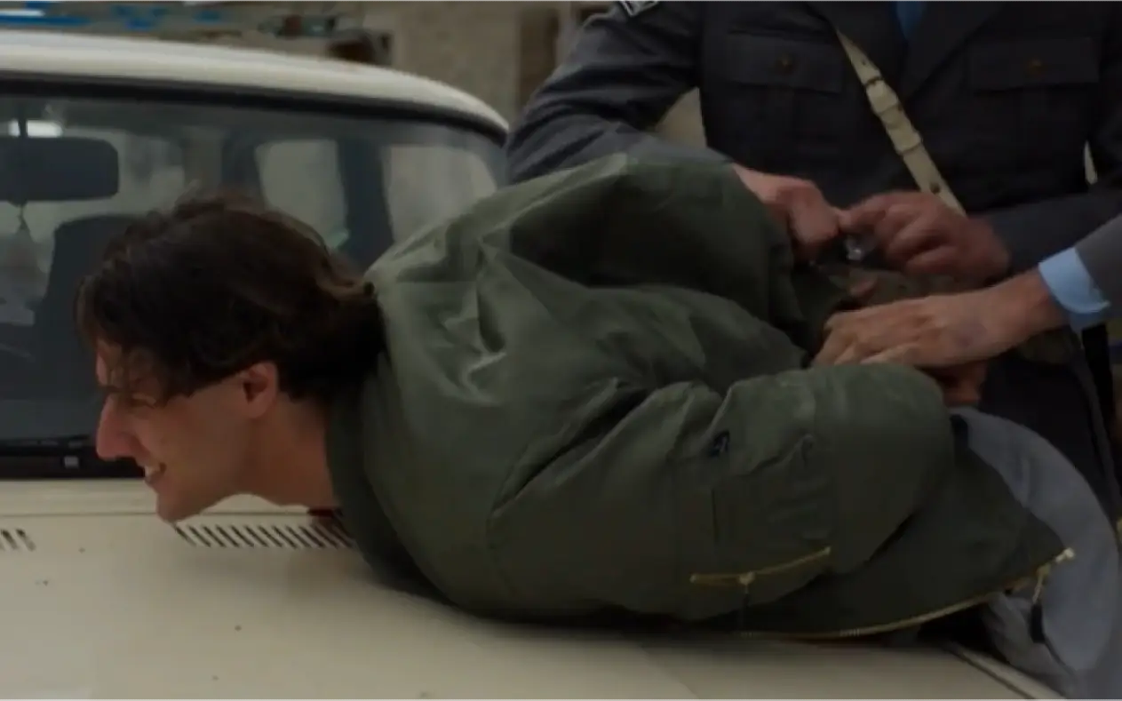 U Beogradu 1995. Luka dobija opasan zadatak: da brine o Petru, sinu svog poslodavca koji se vraća iz italijanskog zatvora.