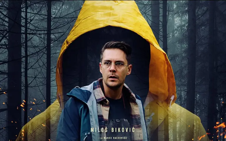 Plakat za domaći film "Izolacija" Glumac u filmu "Izolacija" Miloš Biković u mračnoj šumi