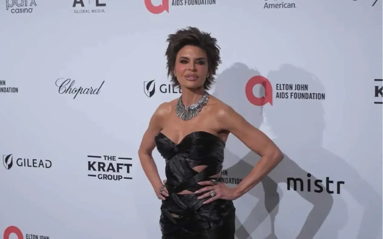 Lisa Rinna nosila haljinu od 11 kg ekstenzija na Oscar zabavi 2026