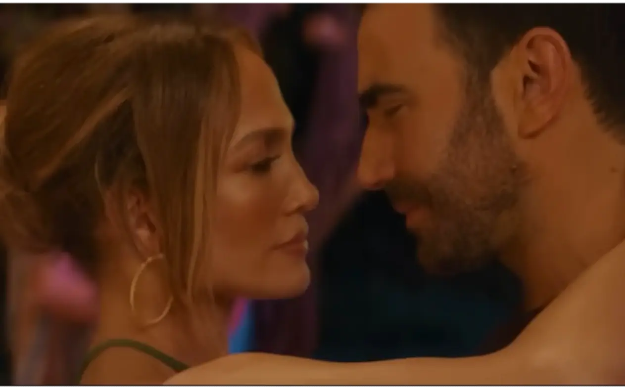 Jennifer Lopez i Brett Goldstein u neočekivanom spoju: Da li je "Office Romance" novi letnji hit
