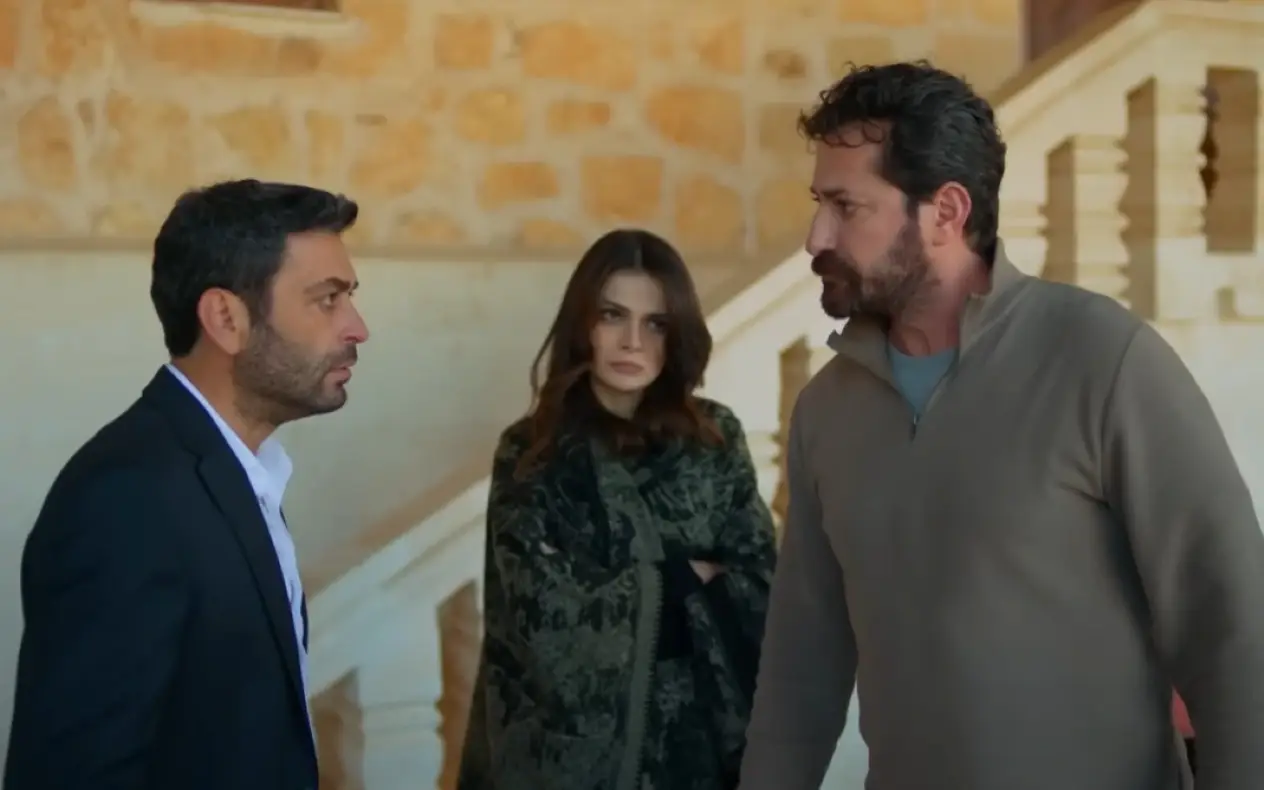 Scena iz 41. epizode serije Daleki grad sa glavnim likovima u dramatičnom trenutku.