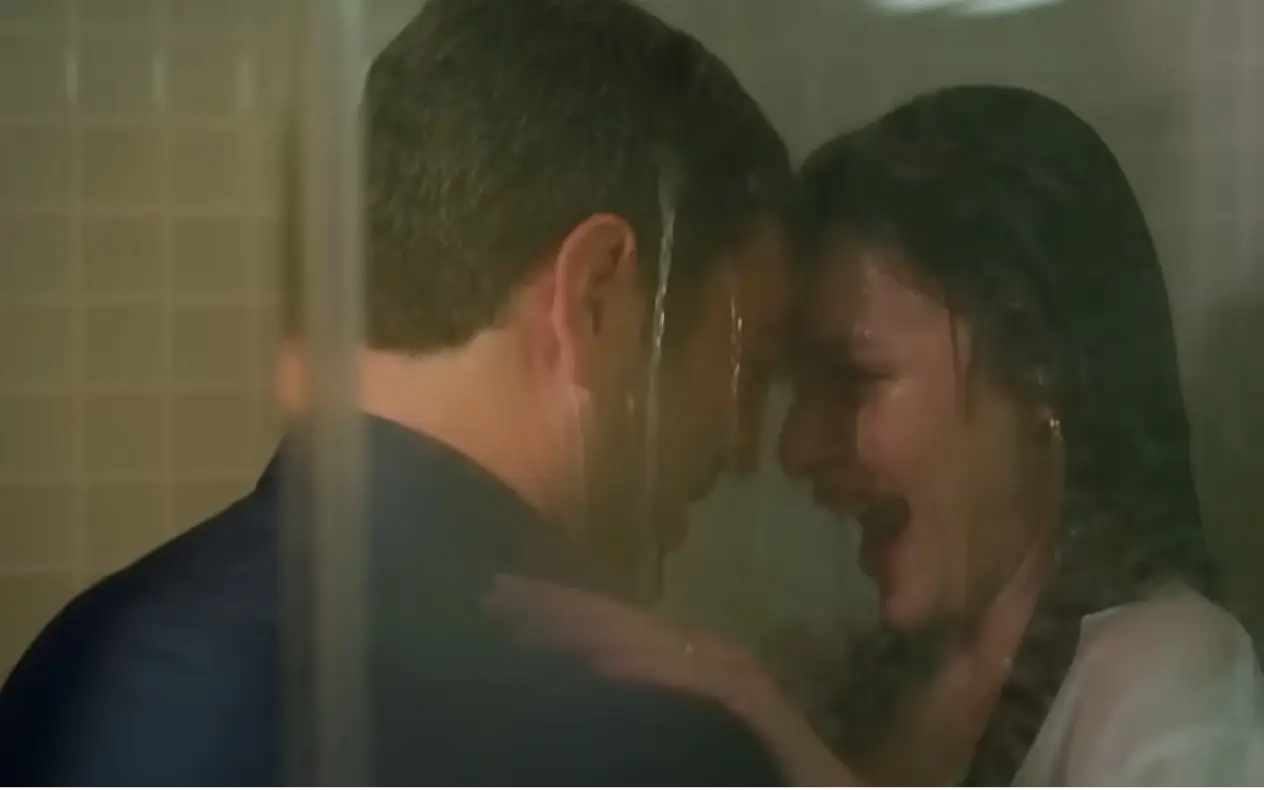 Daleki grad 42. epizoda Scena pod tušem koja je zapalila mreže iz serije "Daleki grad" 42. epizoda