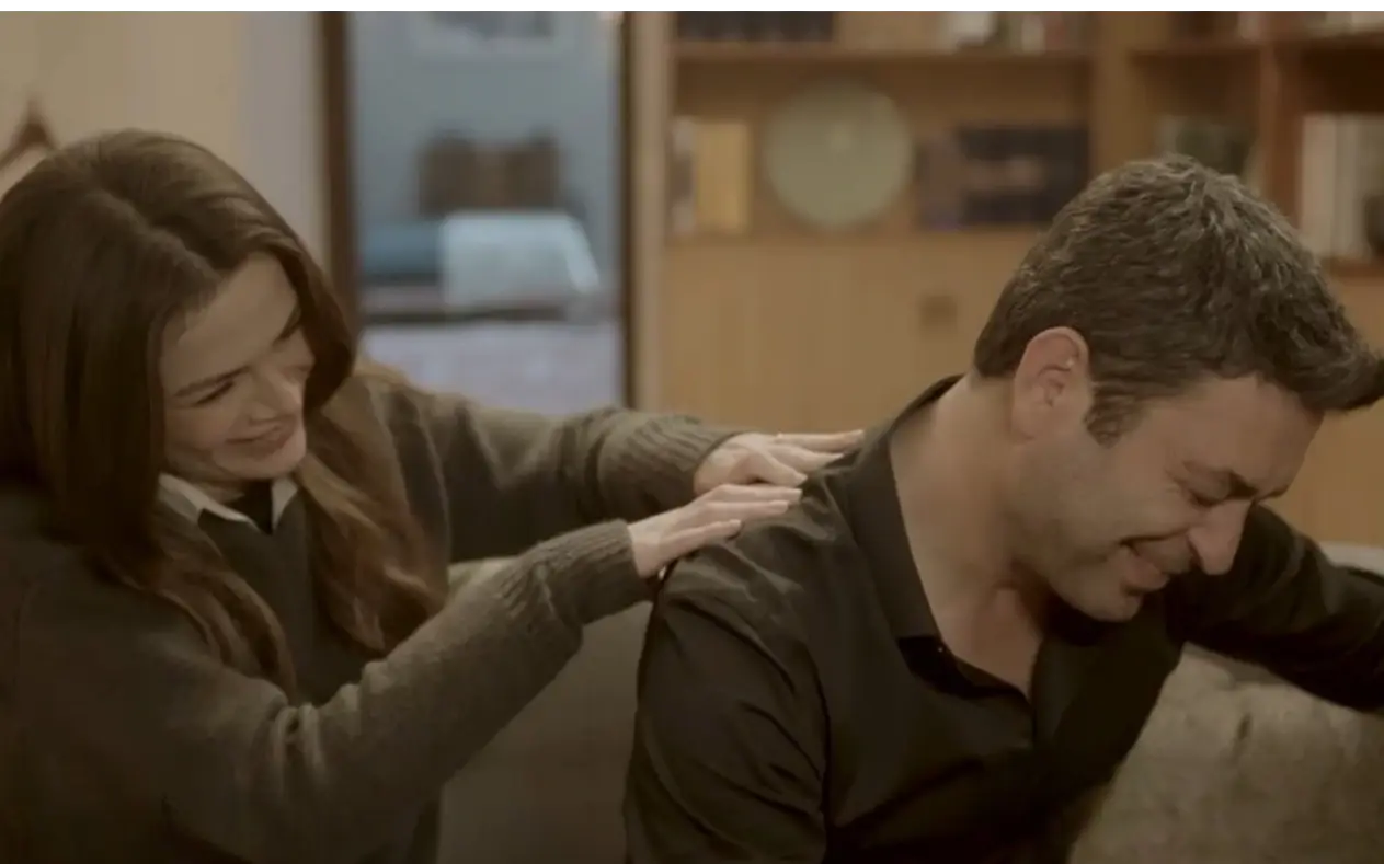 Glumci Ozan Akbaba i Sinem Unsal se smeju iza kamera na setu serije Daleki grad