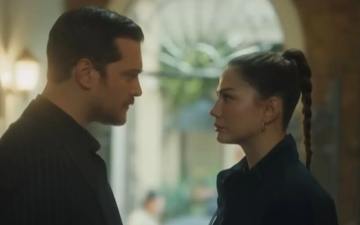 Esref Ruya epizoda 23: Raskid, izdaja i potraga za doušnikom U 23. epizodi „Esref Ruya“ Nissan i Ešref prolaze kroz raskid, a potraga za doušnikom menja sve. Nova epizoda stiže 26. novembra u 20h na Kanal D.