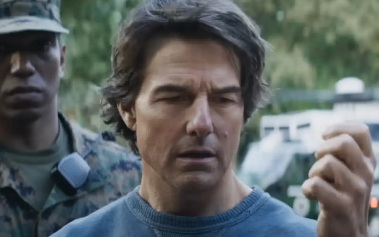 Tom Cruise u filmu Mission impossible u plavom džemperu sa ozbiljnim izrazom lica