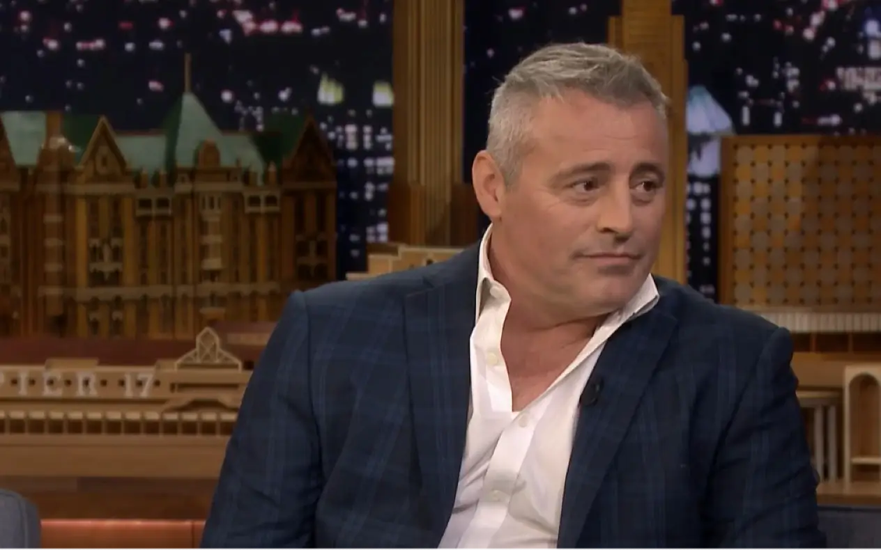 Matt LeBlanc u teget sakou i beloj košulji tokom gostovanja u emisiji