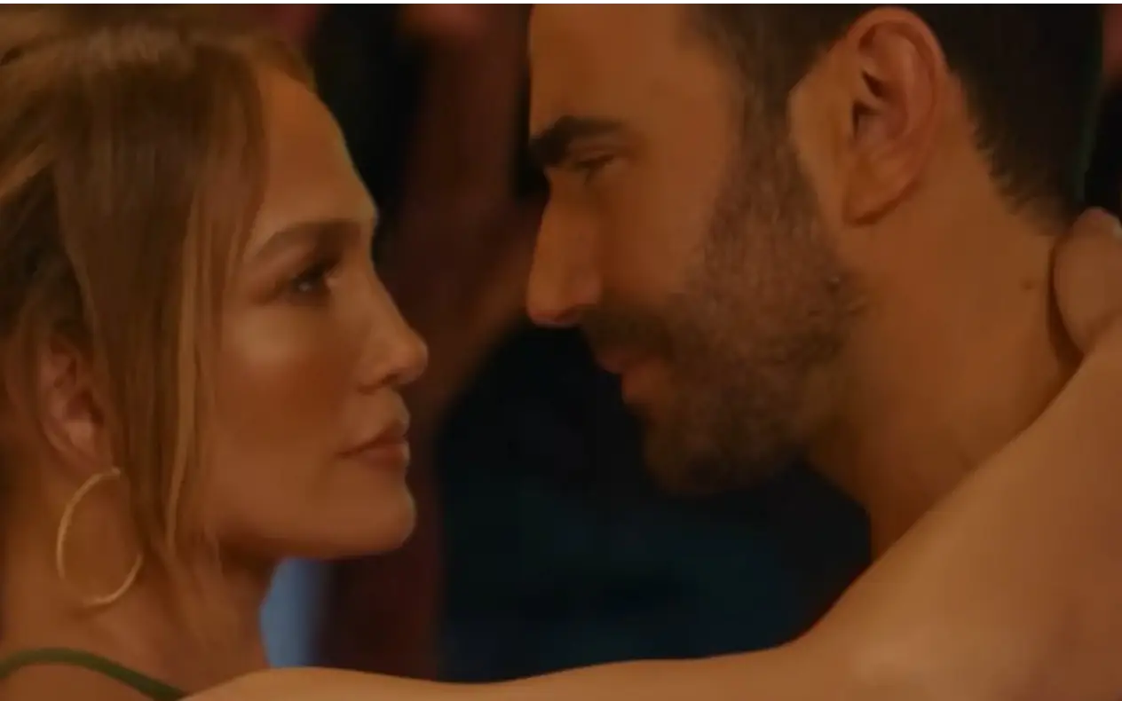 Jennifer Lopez i Brett Goldstein u novoj komediji: Pogledajte trejler za "Office Romance"