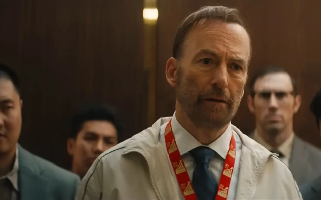 Bob Odenkirk kao Hutch Mansell sa oružjem, scena iz filma Nobody 2