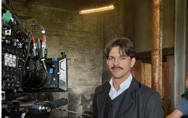 Reditelj serije "Pupin" Na snimanju serije "pupin" u filmskom okruženju reditelj pred kamerama priča o dešavanju iz serije