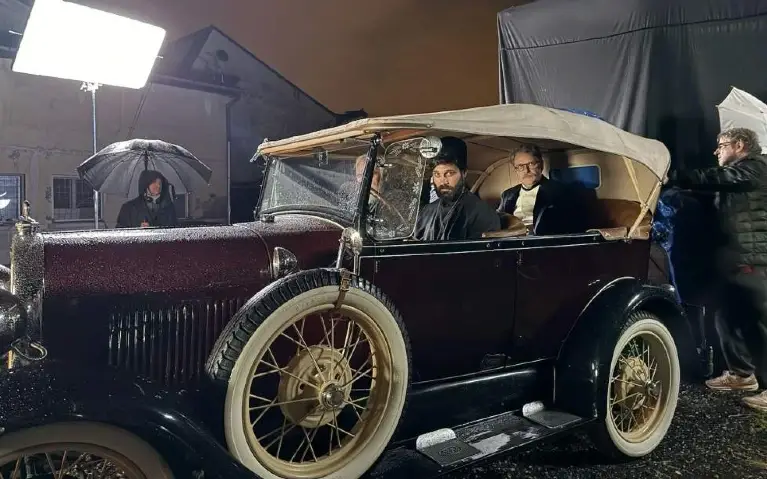 Snimanje serije "Pupin" Scena iz serije o "Pupinu" glavni likovi sede u automobilu dok čekaju snimanje kadra