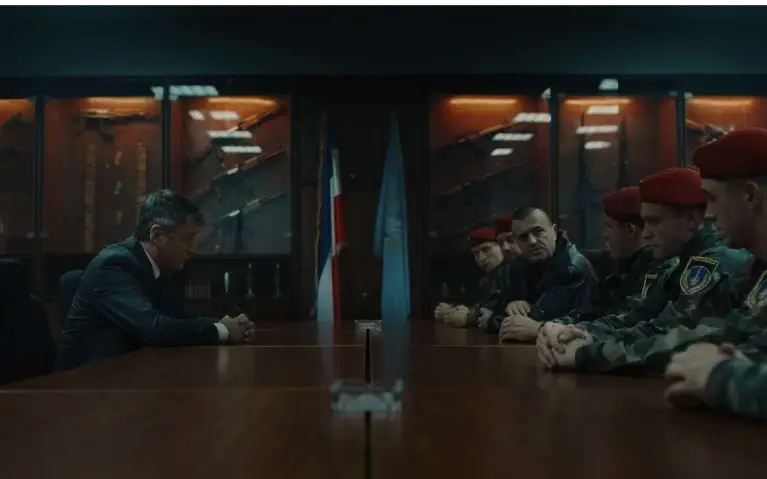 Scena iz serije "Sablja" Dragan Mićanović kao Zoran Đinđić i Sergej Trifunović kao Legija sede za stolom u Vladi Srbijie
