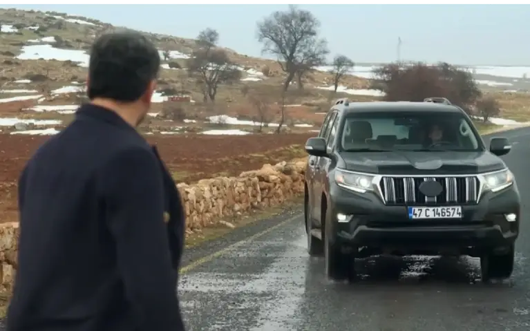 Cihan gleda kako Alya odlazi