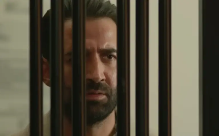 Scena iz serije "Uzak Sehir" Demir iza rešetaka sa ozbiljnim izrazom lica