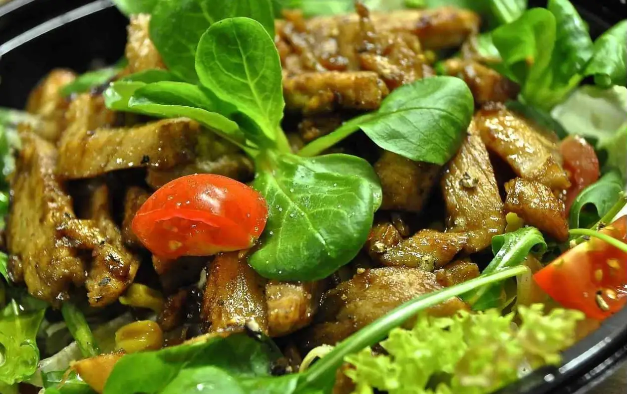 Sveža salata od matovilca sa limunovim sokom, orašastim plodovima i mesom