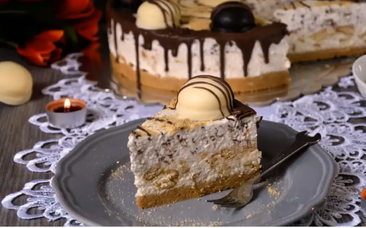 Torta na tacni i isečeno parče torte na tanjiru