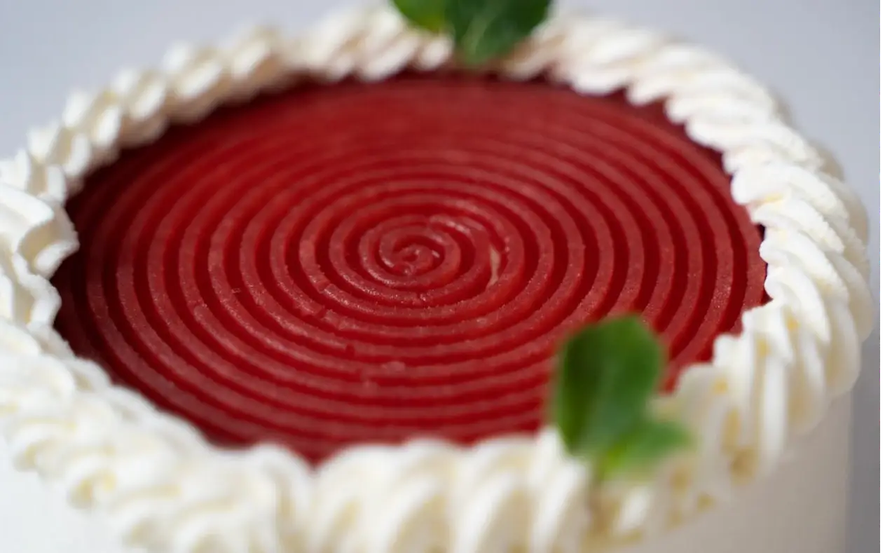 Kapri torta sa jagodama i šlagom