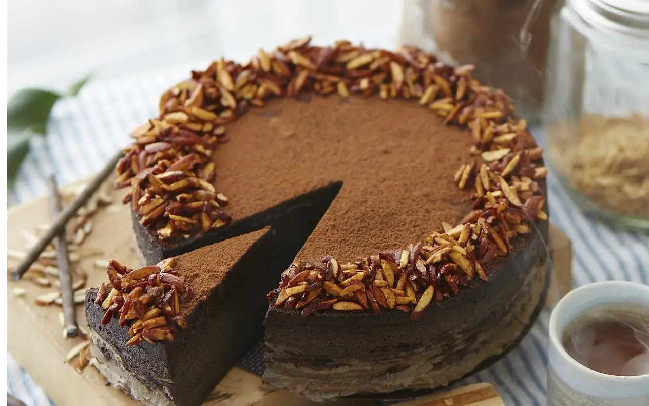 Torta "Argentisnko čudo" proglašena za jednu od najboljih torti na svetu Čokoladna torta na tacni - isečeno parče torte