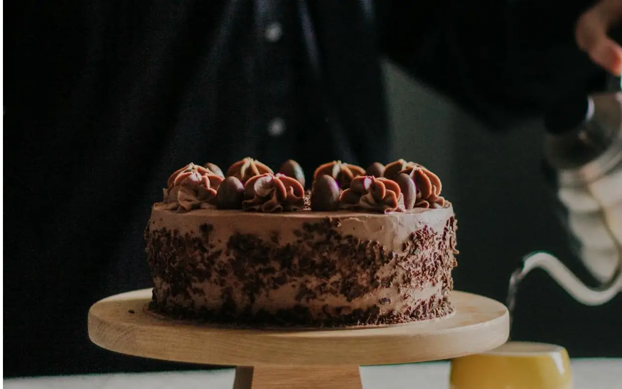 Čokoladna torta na drvenoj tacni