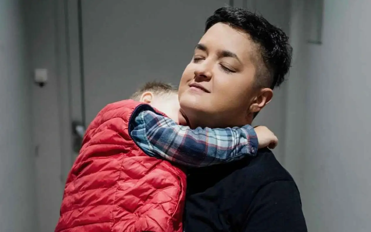 Marija Šerifović zagrljena sa sinom