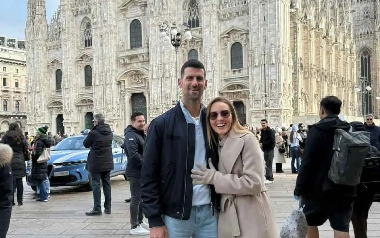 Novak Đoković i Jelena Đoković na trgu u Milanu