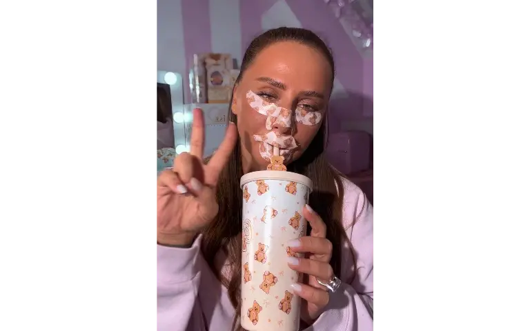 Nada mačkica sa maskom za lice