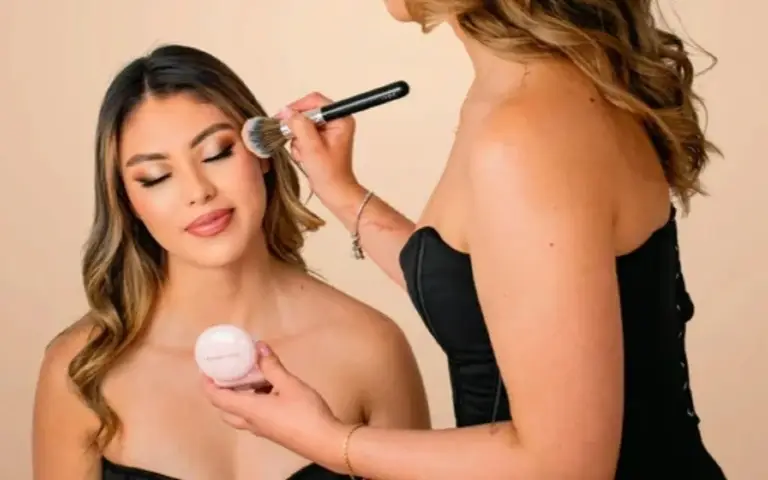 Devojka kod šminkera koji joj stavlja rumenilo