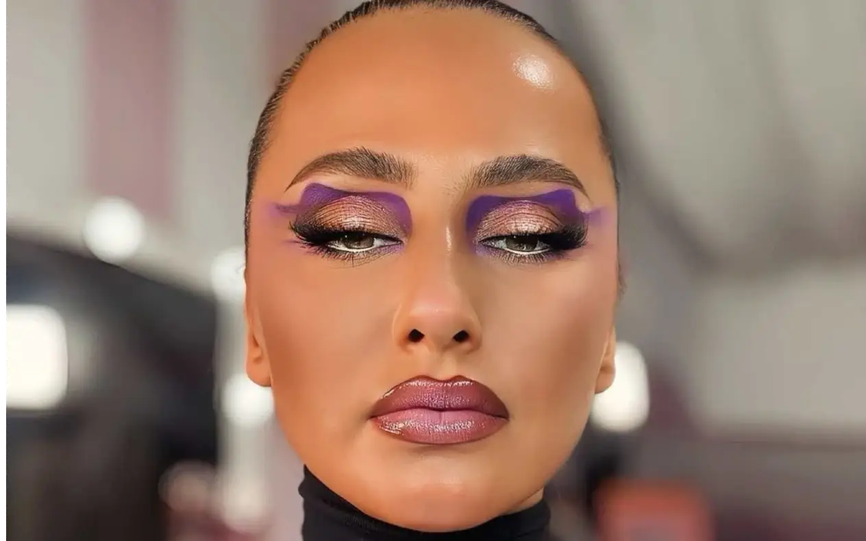 Bliski kadar ženskog kapka sa šljokičastim senkama koje intenzivno svetlucaju, glamurozan makeup u Dior i Sheglam stilu