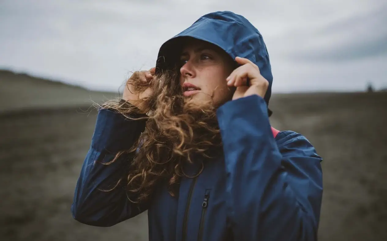 žena sa zimskom kapom i kosom zaštićenom uljem