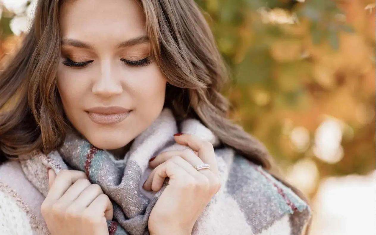 Žena sa zimskom šminkom Žena nanosi zimsku šminku, zaštita kože od hladnoće i vjetra