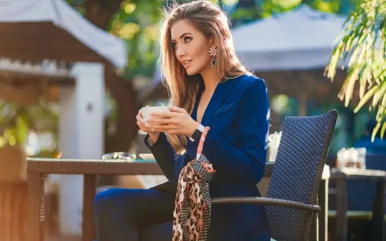 Devojka u kafiću Devojka sedi u kafići pije kafu