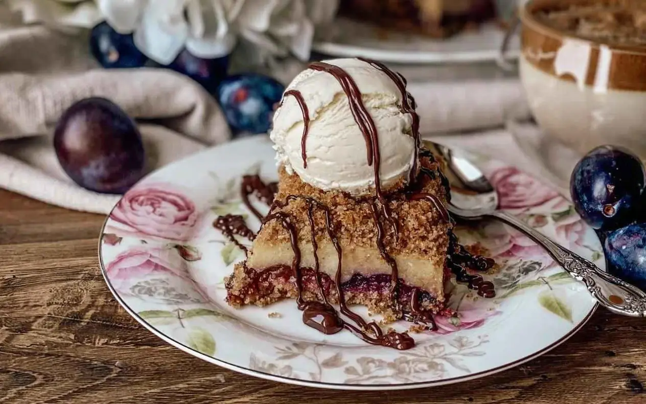 Lažne knedle sa šljivama i kuglom sladoleda