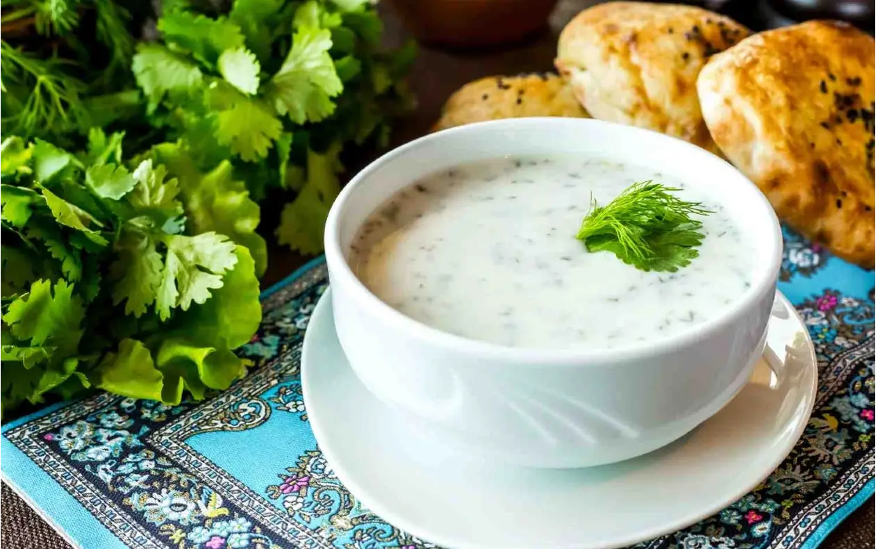 Činija jogurt čorbe Činija tople jogurt čorbe sa začinima, lagani obrok za mršavljenje