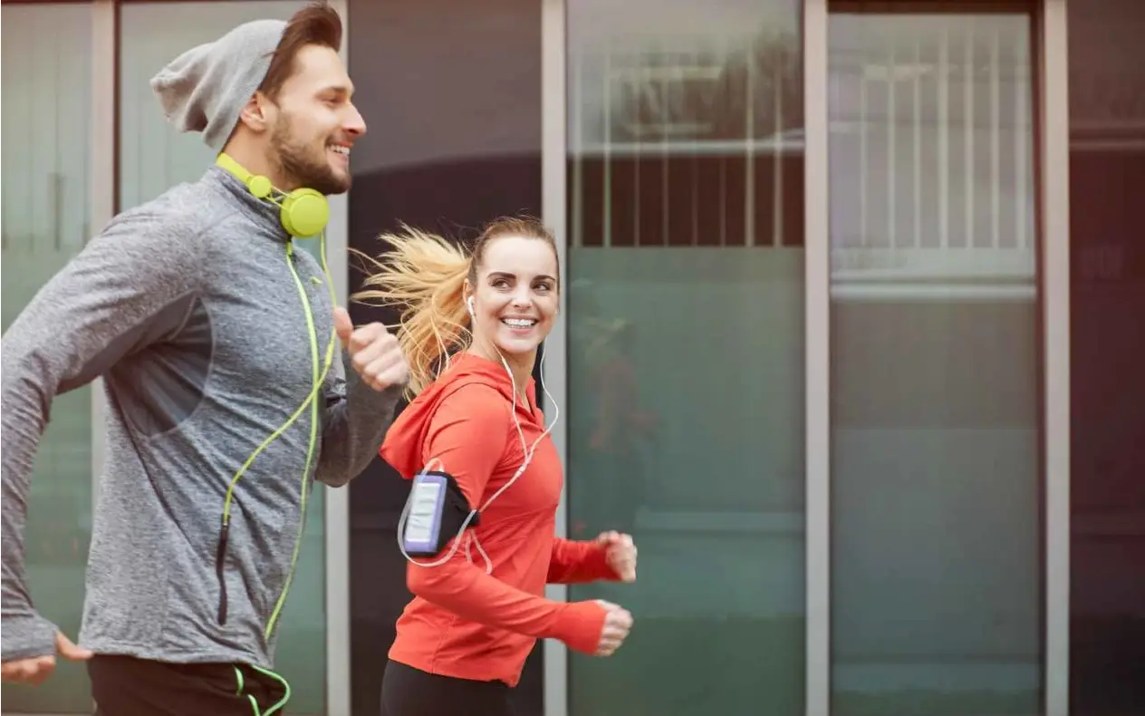 Žena i žena nakon 40. godine izvodi vežbe snage za zdravo i aktivno starenje