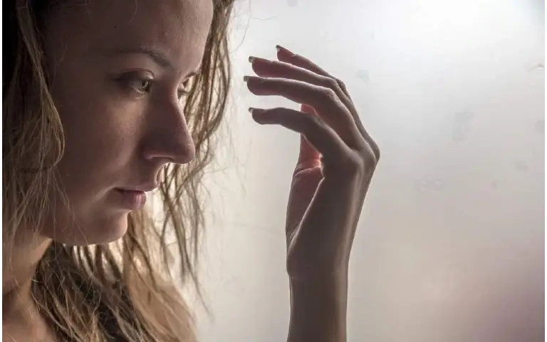 Zabrinuta devojka Zabrinuta i zamišljena devojka gleda u jednu tačku