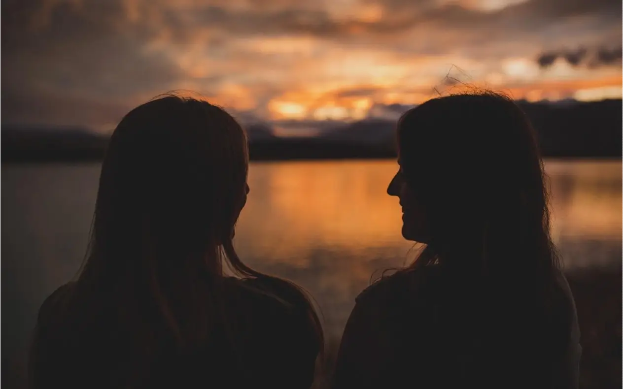 Silueta dve žene, jedna u svetlu, druga u senci — simbol nevidljivosti i rivalstva među sestrama.