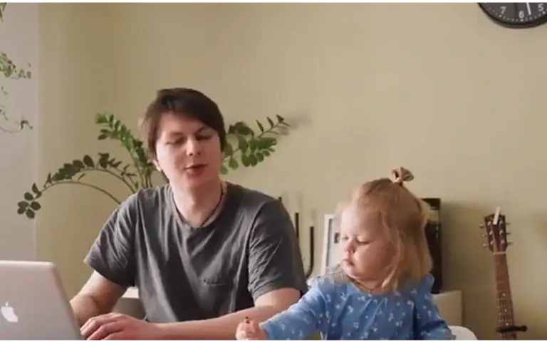 Mala Alis sa tatom Mala Alis sa tatom dok računa zadatak iz matematike
