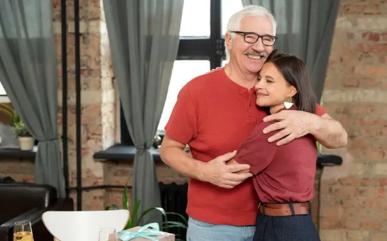 Ćerka i otac u zagrljaju